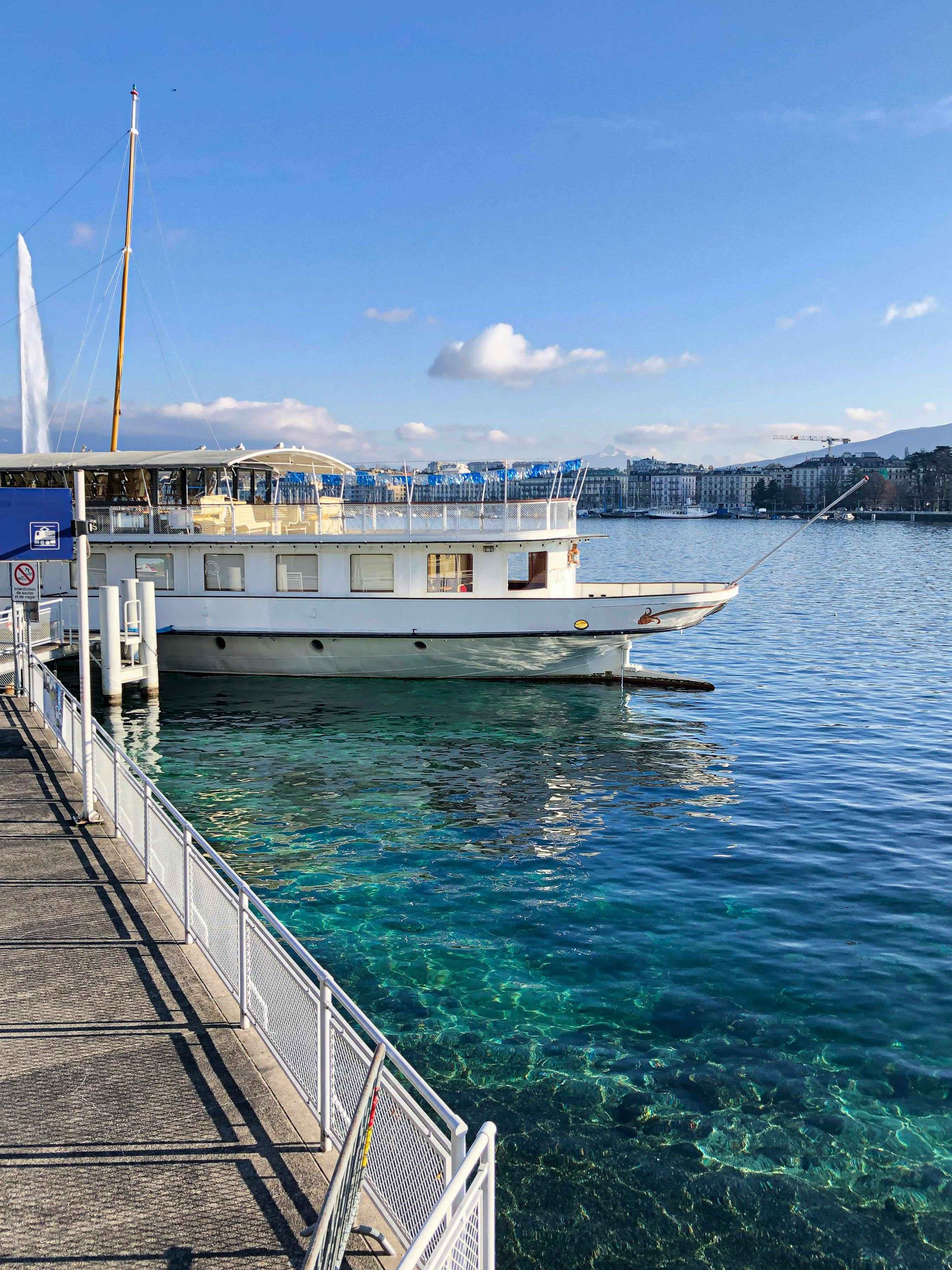 Bien proche de l'embarcadère au bord du lac Léman Bien proche de l'embarcadère au bord du lac Léman