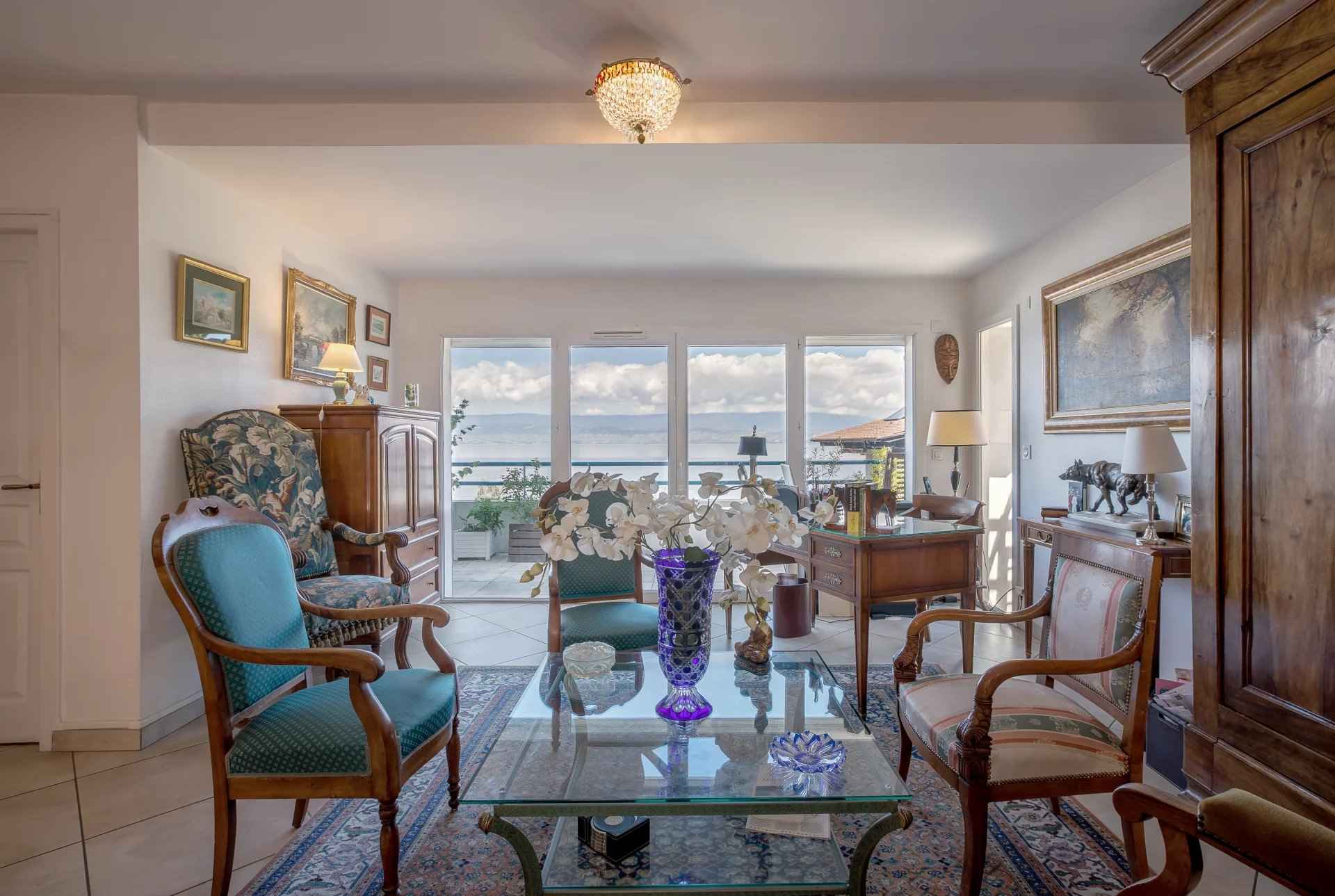 Appartement - Barnes Évian, agence immobilière de prestige, salon