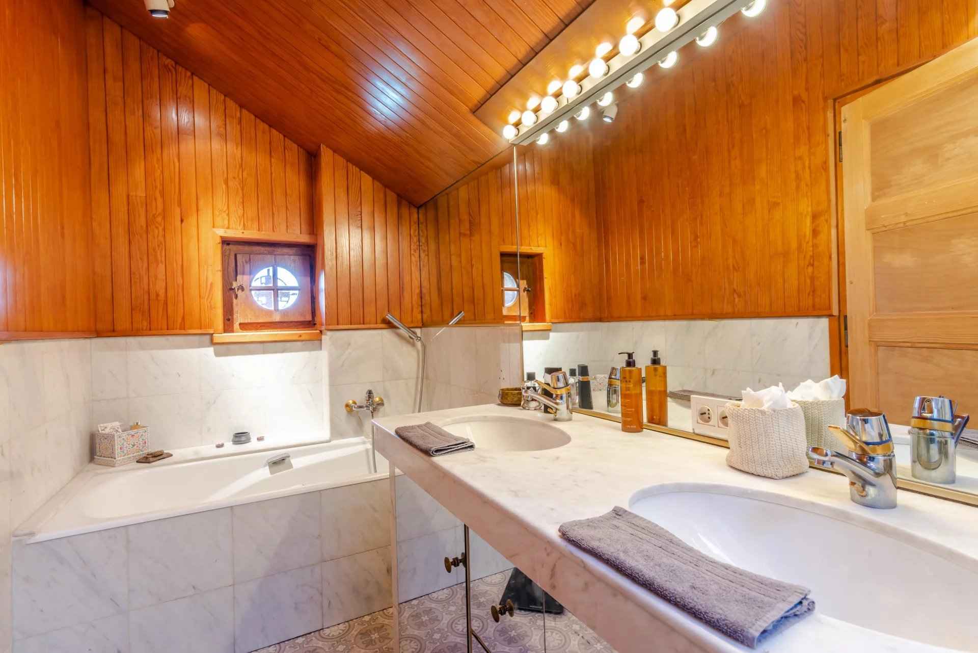Maison / Villa - Barnes Évian, agence immobilière de prestige, salle de bains