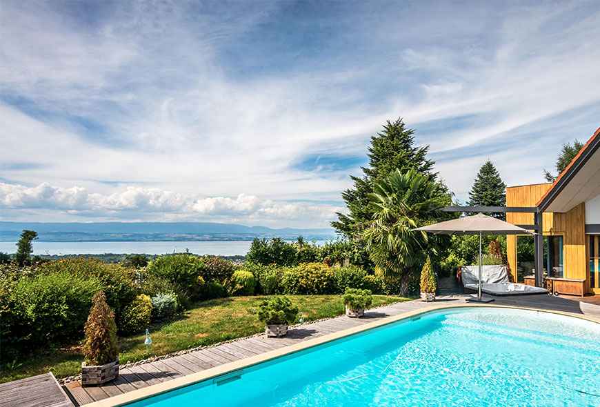 Le Lac Léman Et Une Piscine Découvrez