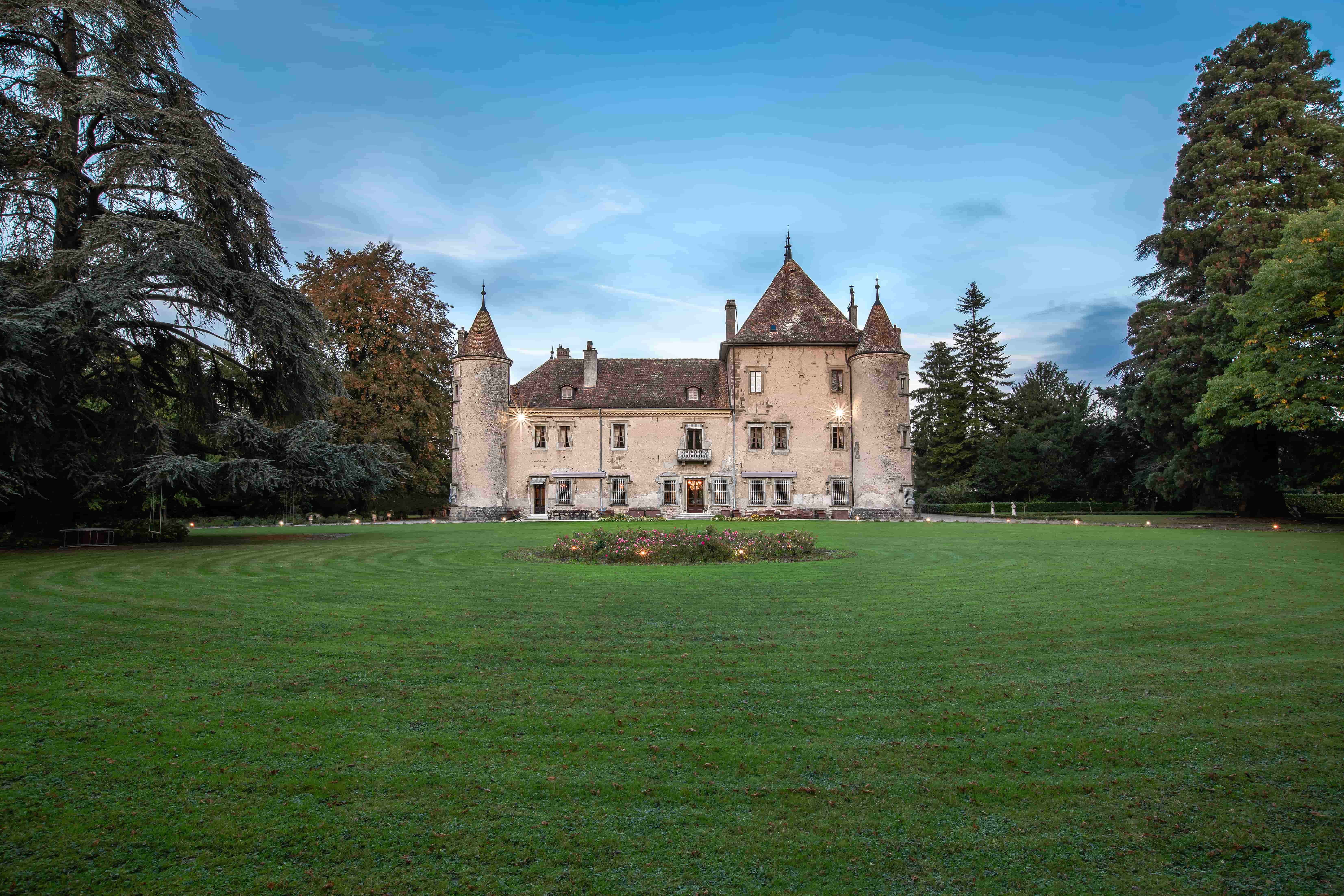 chateau situé à Douvaine avec piscine exterieur jardin chateau situé à Douvaine avec piscine exterieur jardin
